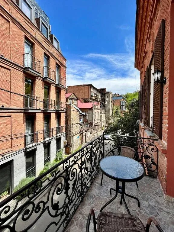 A balcony table and chairs at New Tamarisi Hotel