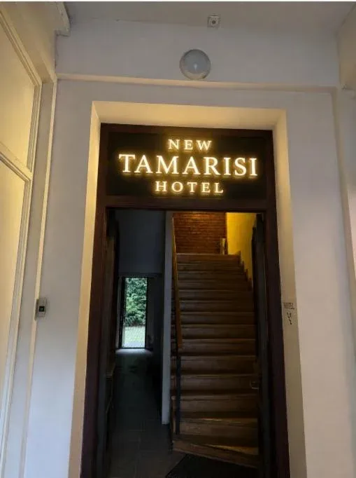 New Tamarisi Hotel entrance and staircase